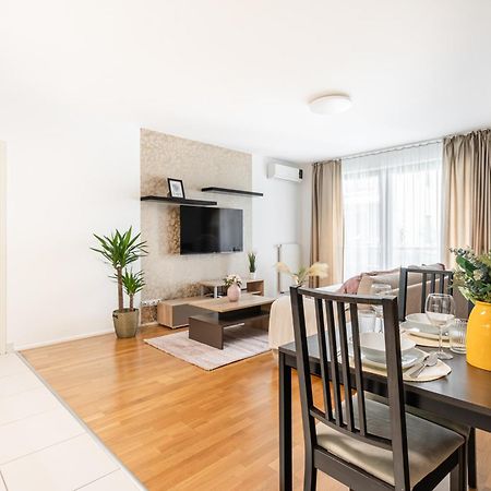בודפשט Home Of Serenity - 2 Bdr, Free Parking And Terrace מראה חיצוני תמונה