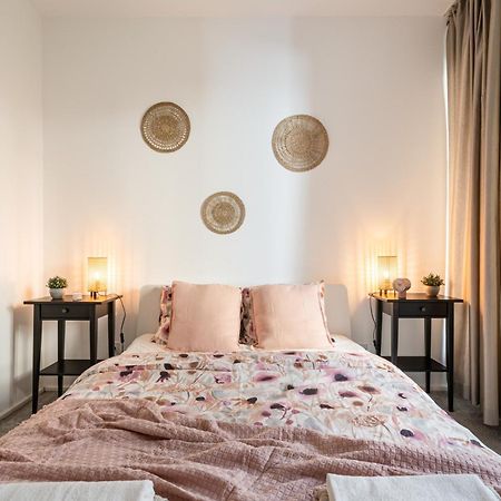 בודפשט Home Of Serenity - 2 Bdr, Free Parking And Terrace מראה חיצוני תמונה