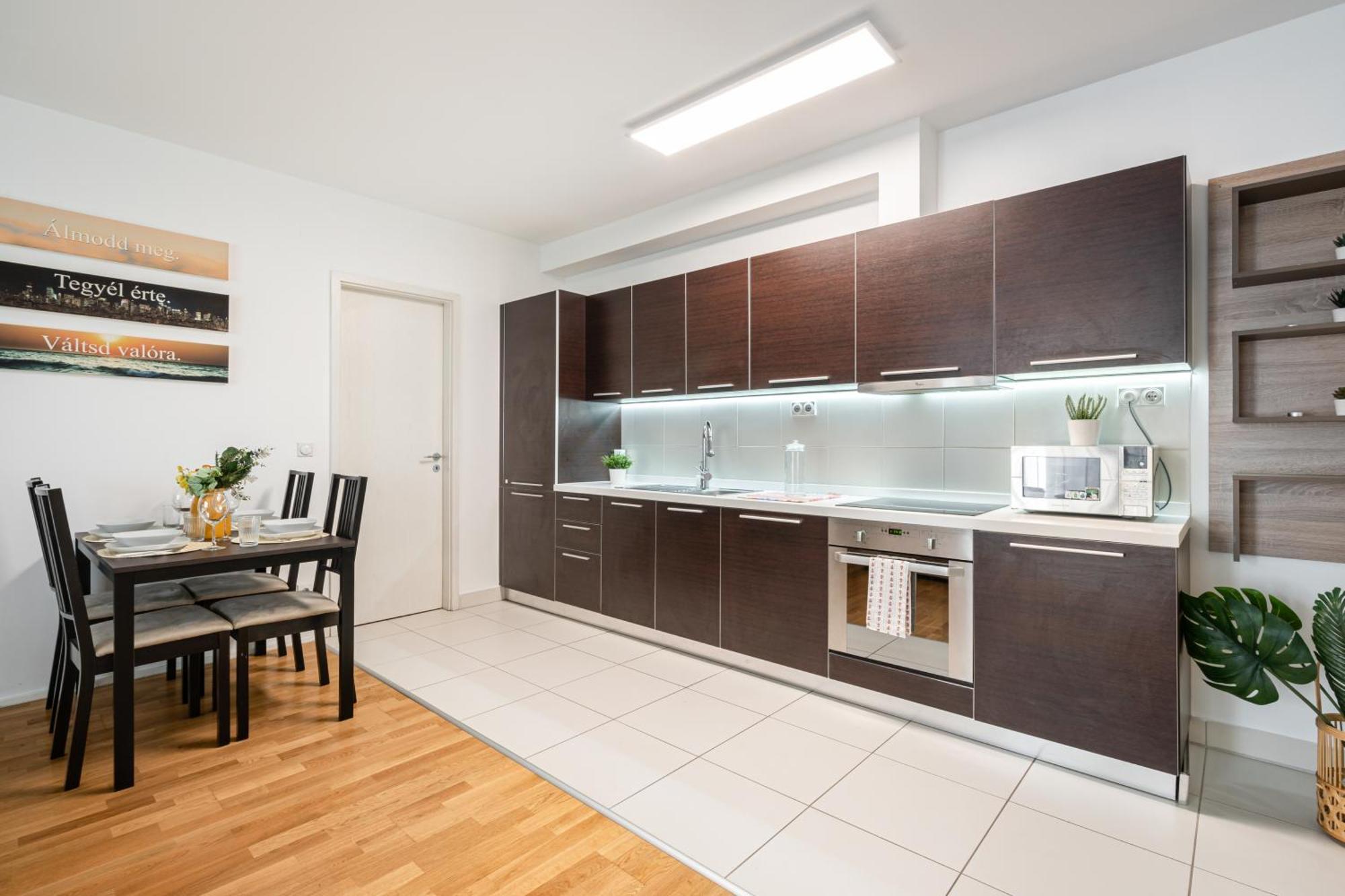 בודפשט Home Of Serenity - 2 Bdr, Free Parking And Terrace מראה חיצוני תמונה