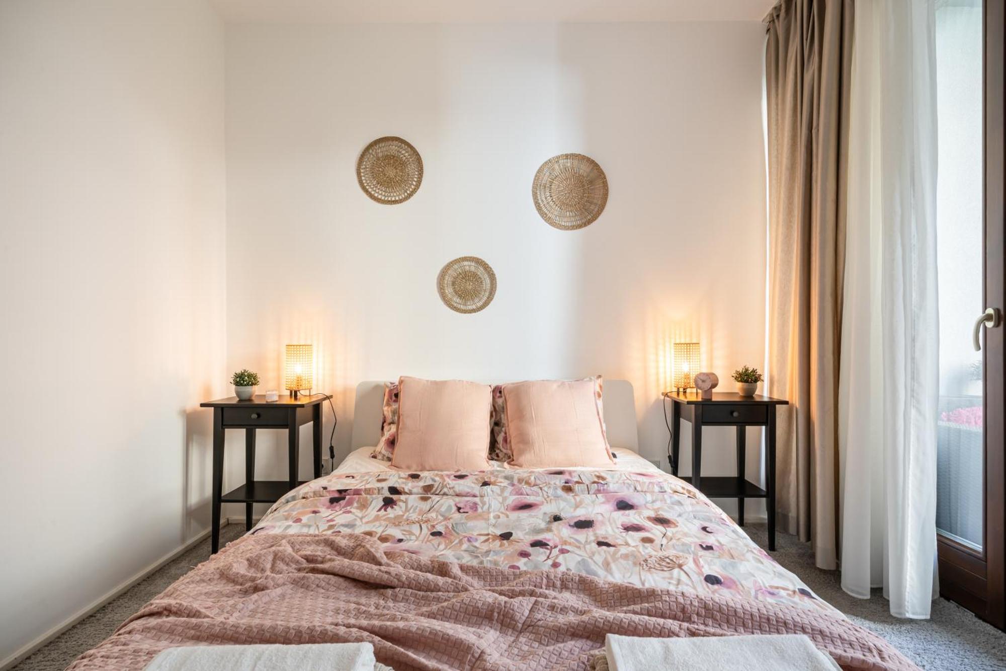 בודפשט Home Of Serenity - 2 Bdr, Free Parking And Terrace מראה חיצוני תמונה