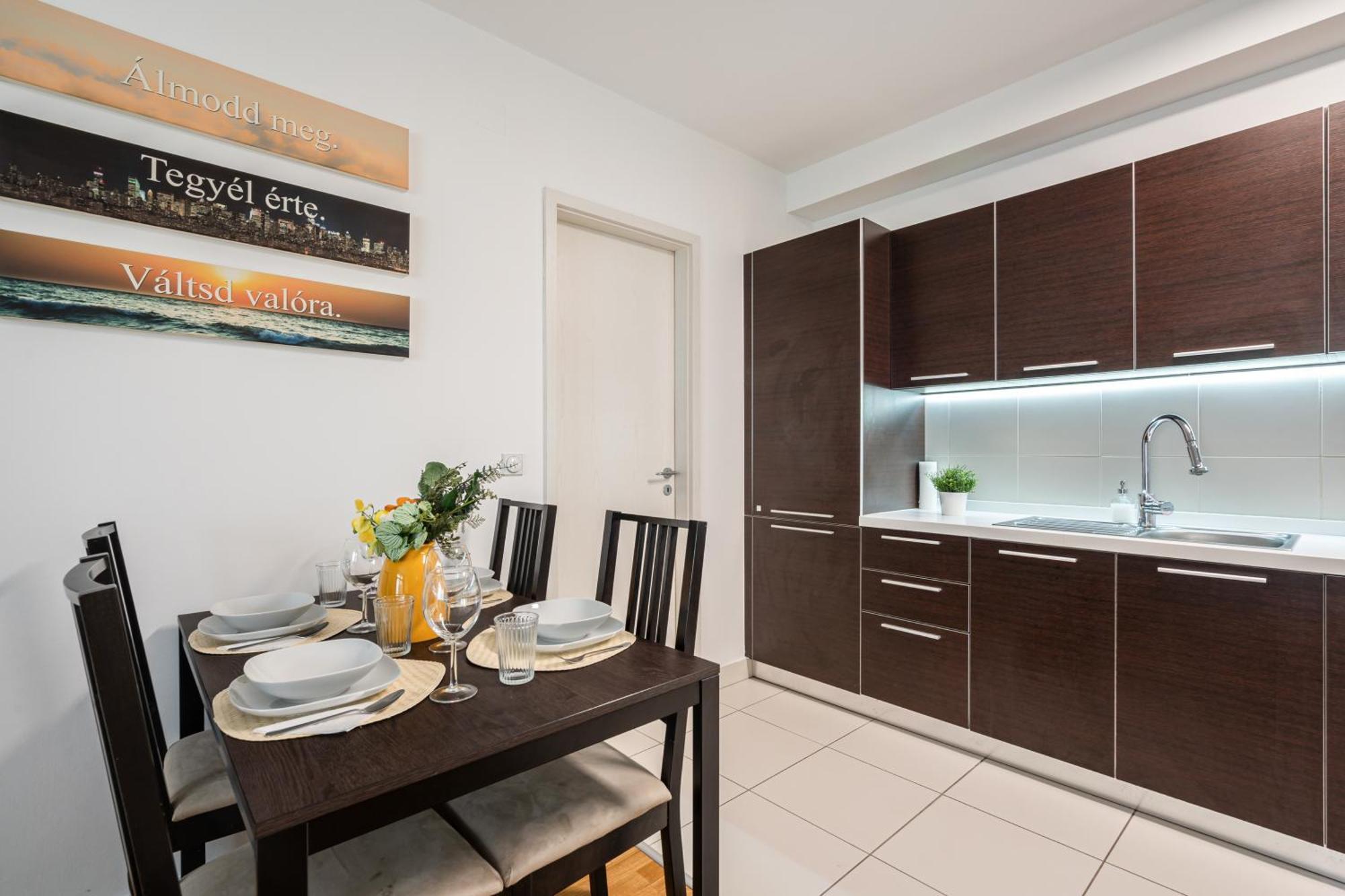 בודפשט Home Of Serenity - 2 Bdr, Free Parking And Terrace מראה חיצוני תמונה
