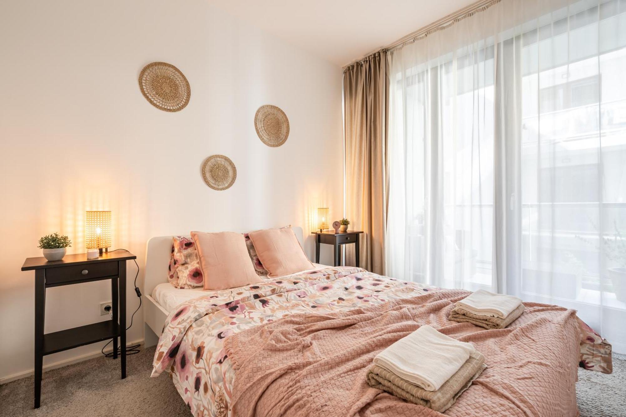 בודפשט Home Of Serenity - 2 Bdr, Free Parking And Terrace מראה חיצוני תמונה