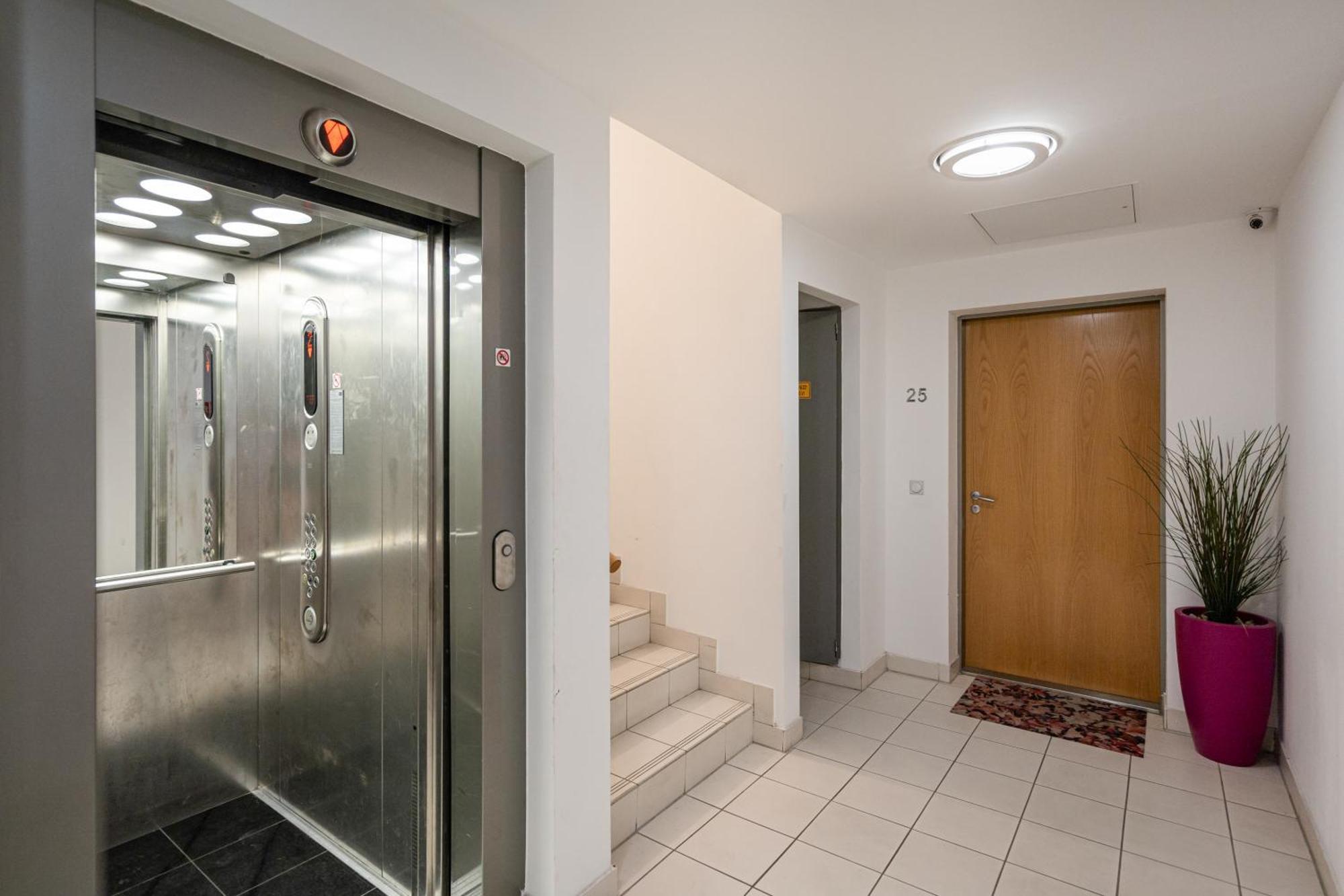 בודפשט Home Of Serenity - 2 Bdr, Free Parking And Terrace מראה חיצוני תמונה