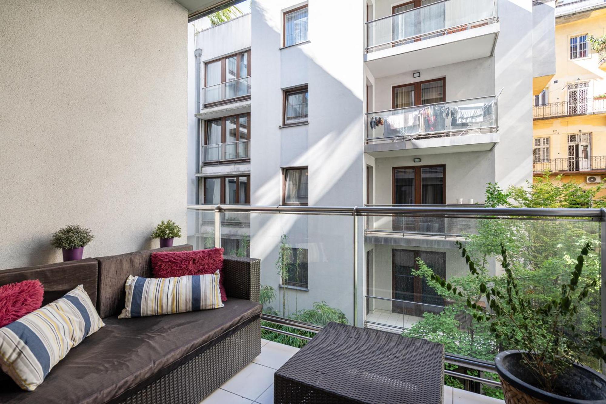 בודפשט Home Of Serenity - 2 Bdr, Free Parking And Terrace מראה חיצוני תמונה